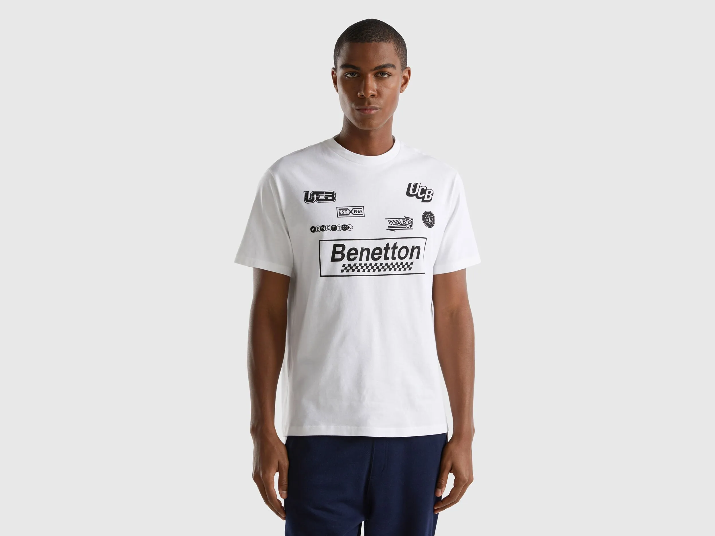 Camiseta blanca estampado de logotipos