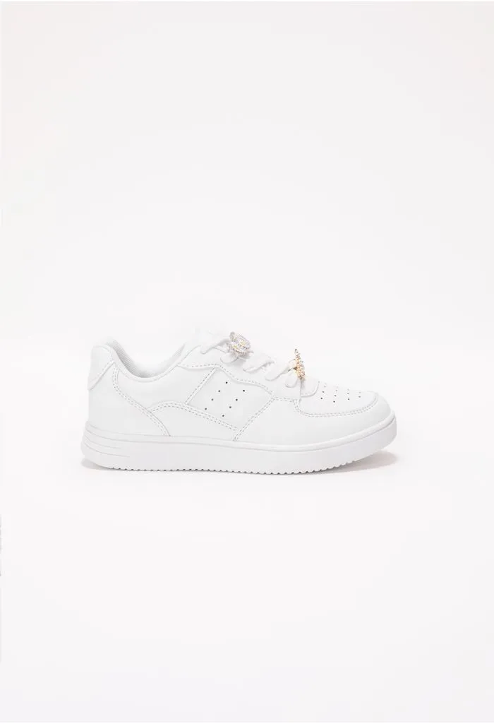 Tenis blancos con apliques en cordones