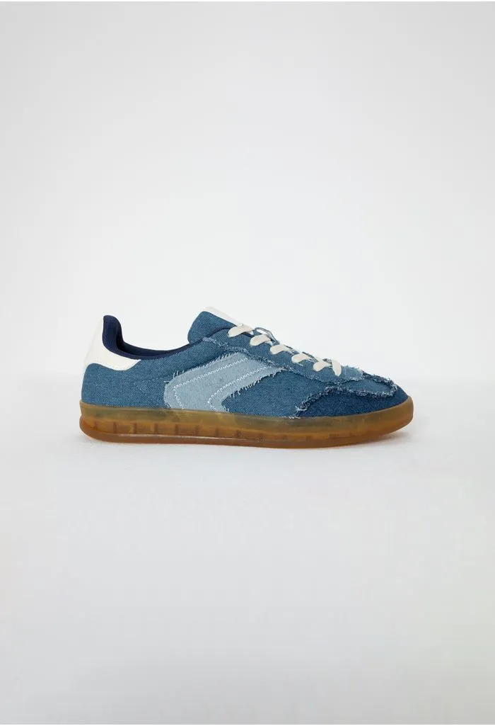 Tenis en denim con cordones