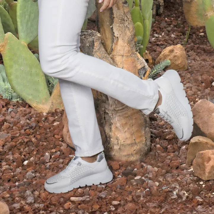 Zapatillas Amarpies perforadas blancas con detalle metálico